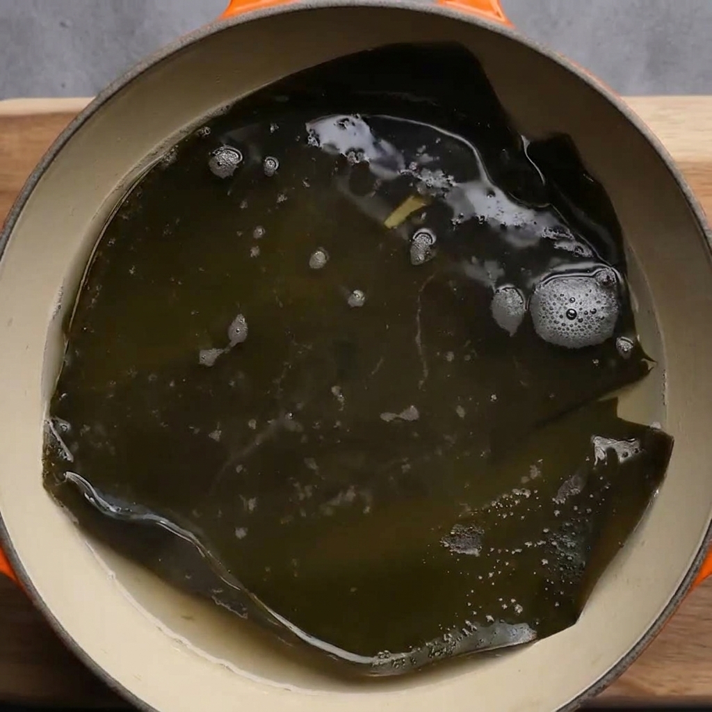 끓는 물에서 다시마를 넣어 육수를 우려내는 냄비의 모습.