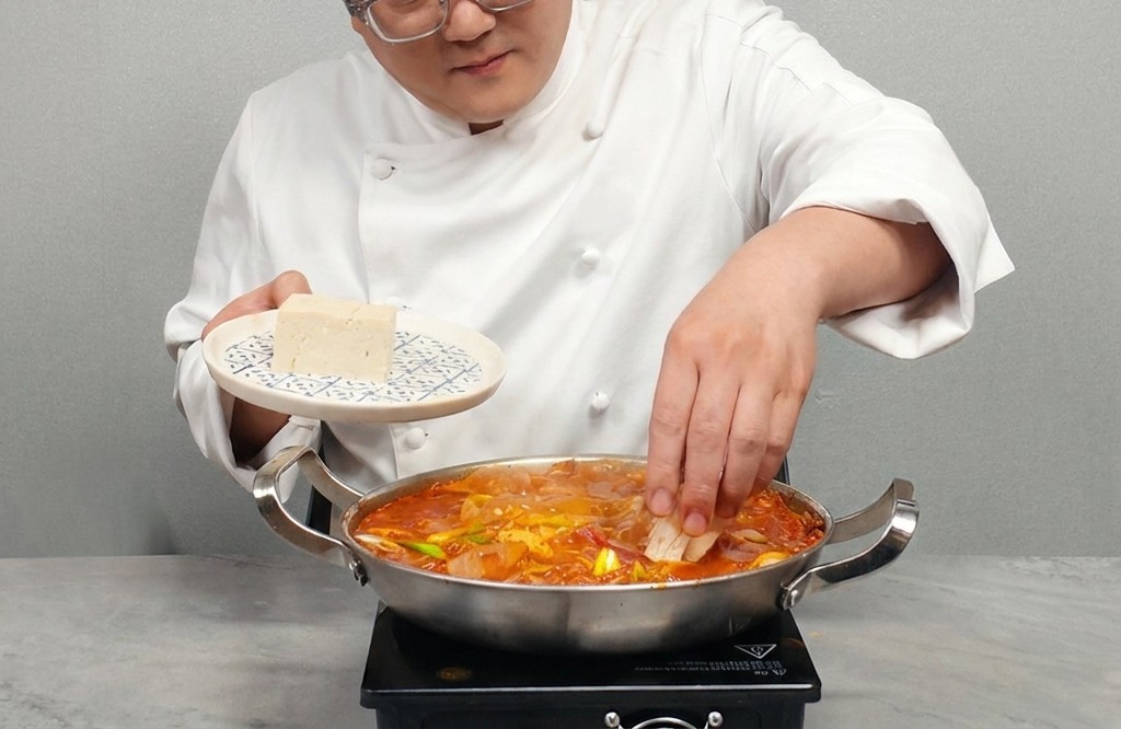 찌개 위에 두부를 가지런히 올리는 모습