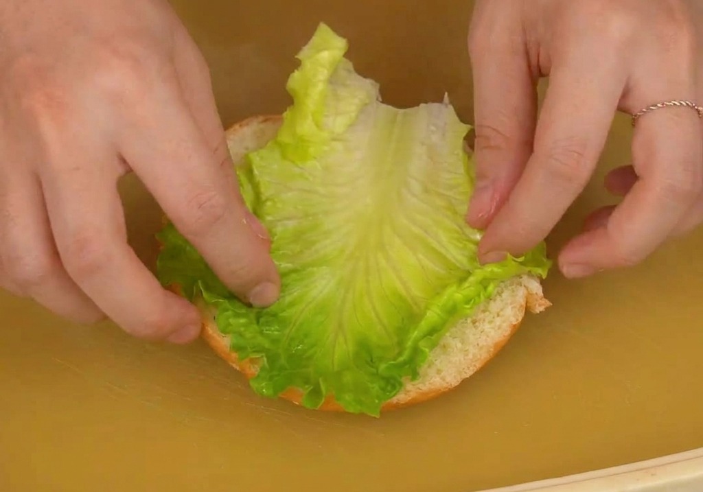 번 아래쪽 위에 상추와 토마토를 올리는 모습