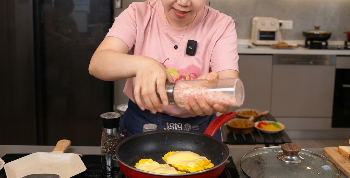 녹은 치즈와 달걀 위에 소금과 후추를 뿌리는 모습