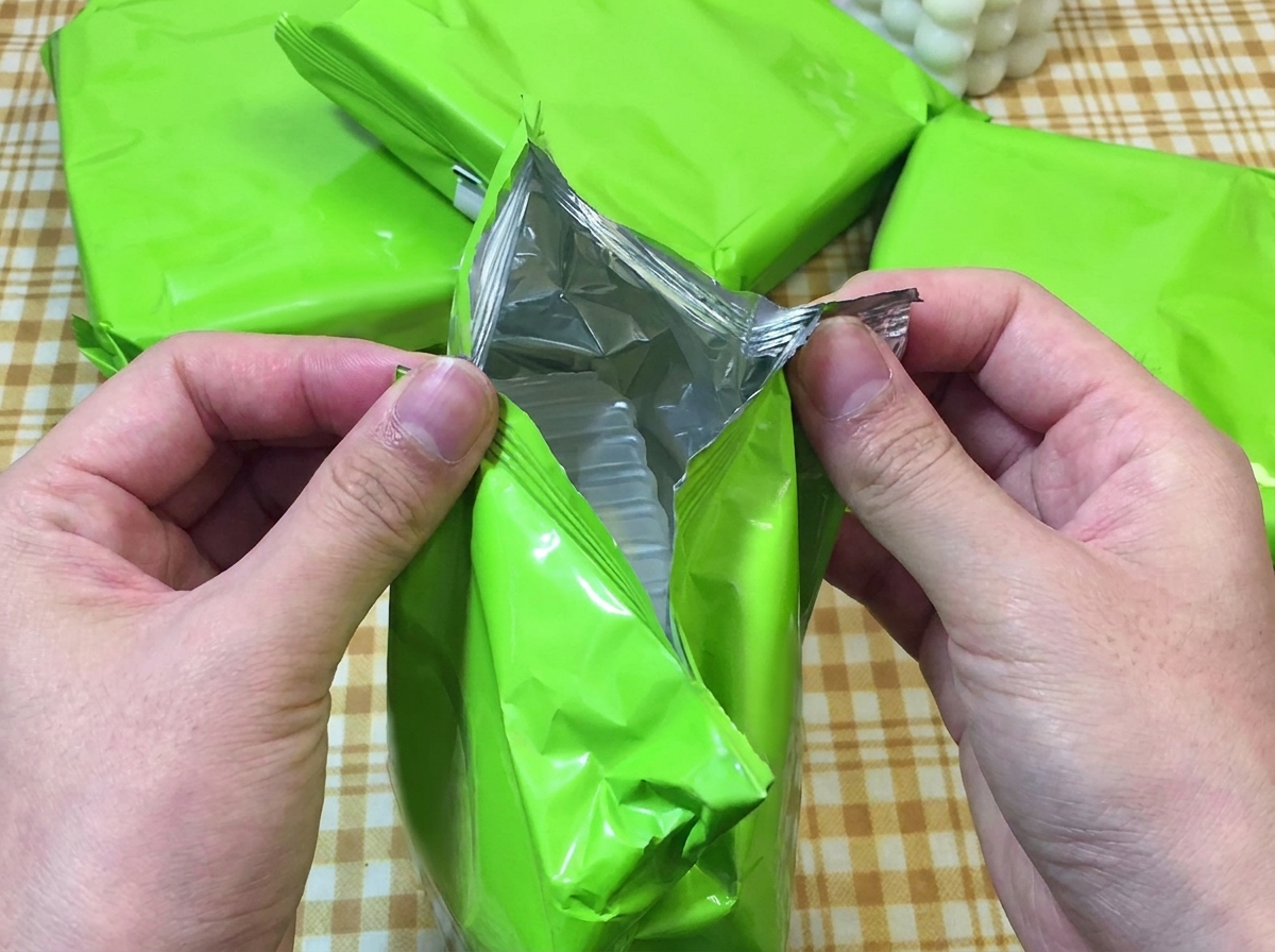 인스턴트 라멘 봉지를 뜯어 면과 스프를 꺼내는 모습.