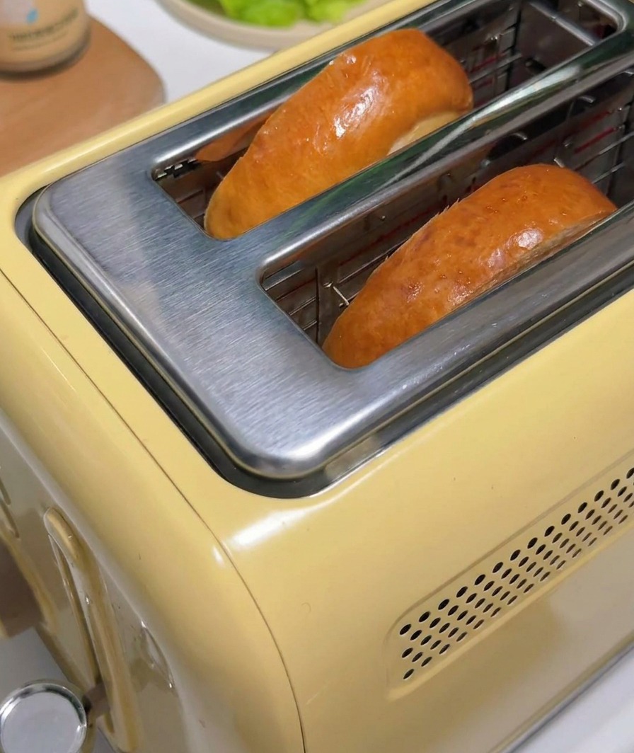 토스터기 위로 노릇하게 구워져 올라온 식빵 두 장.