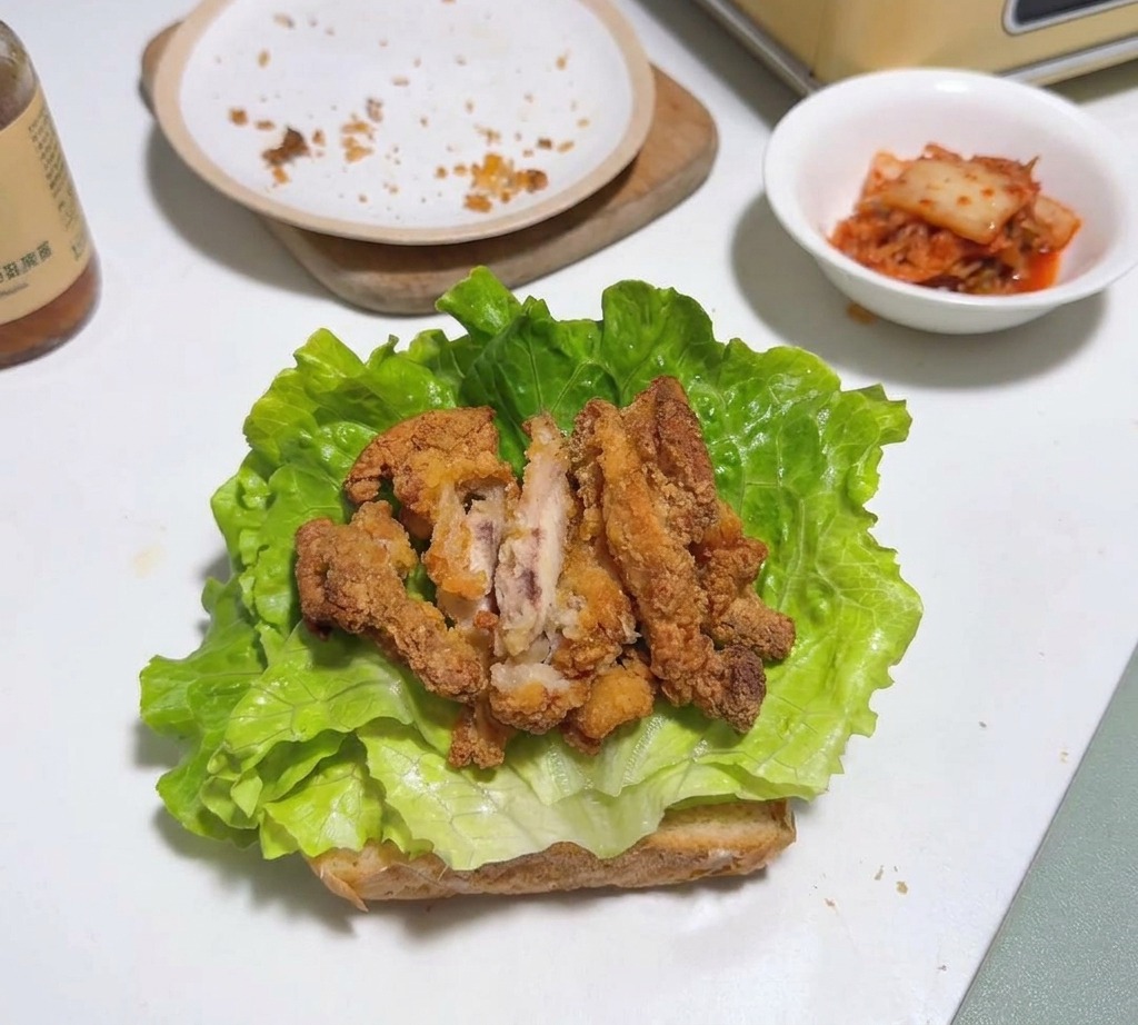 상추 위에 수북하게 쌓인 바삭한 치킨 조각들.