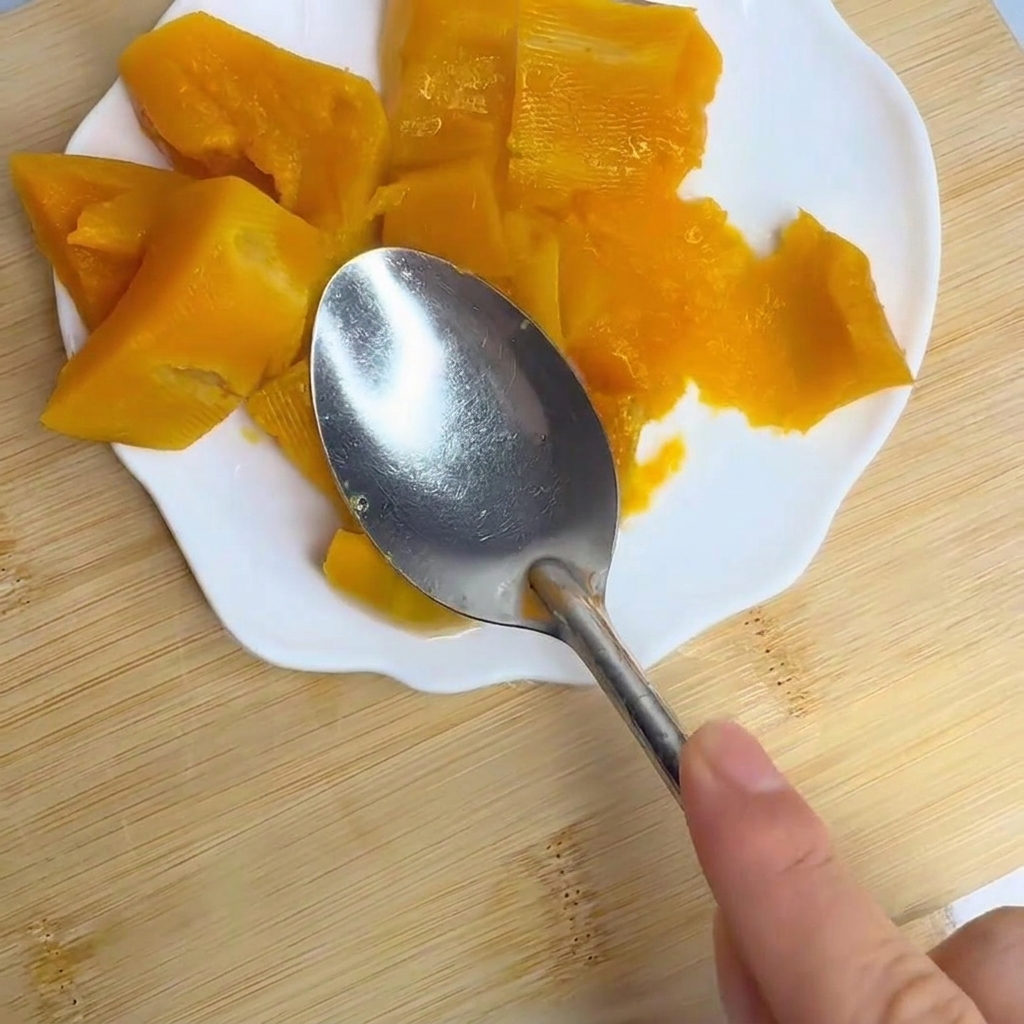 도마 위에서 오크라를 일정한 두께로 둥글게 썰고 있는 모습.