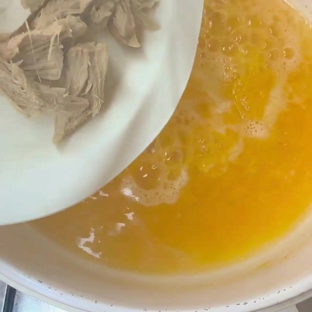 끓는 물이 담긴 냄비에 썰어둔 오크라와 오리고기를 넣는 모습.