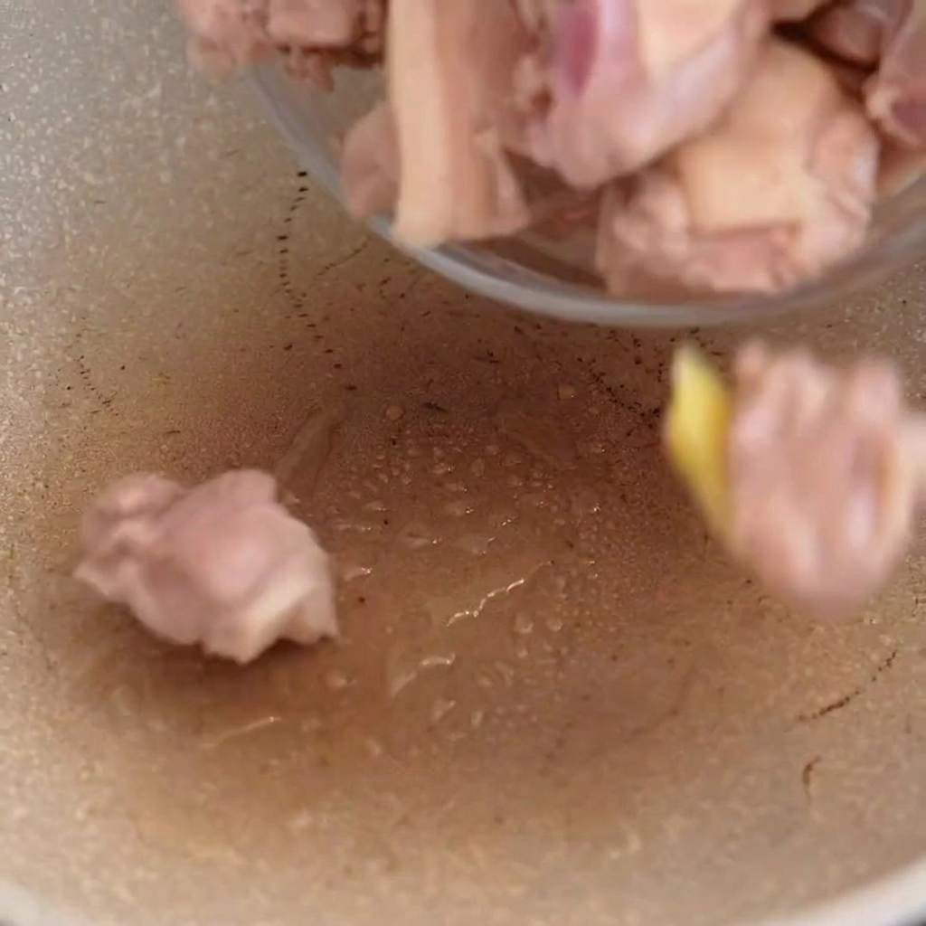 달궈진 팬에서 오리고기를 볶아 노릇하게 색을 내는 모습.