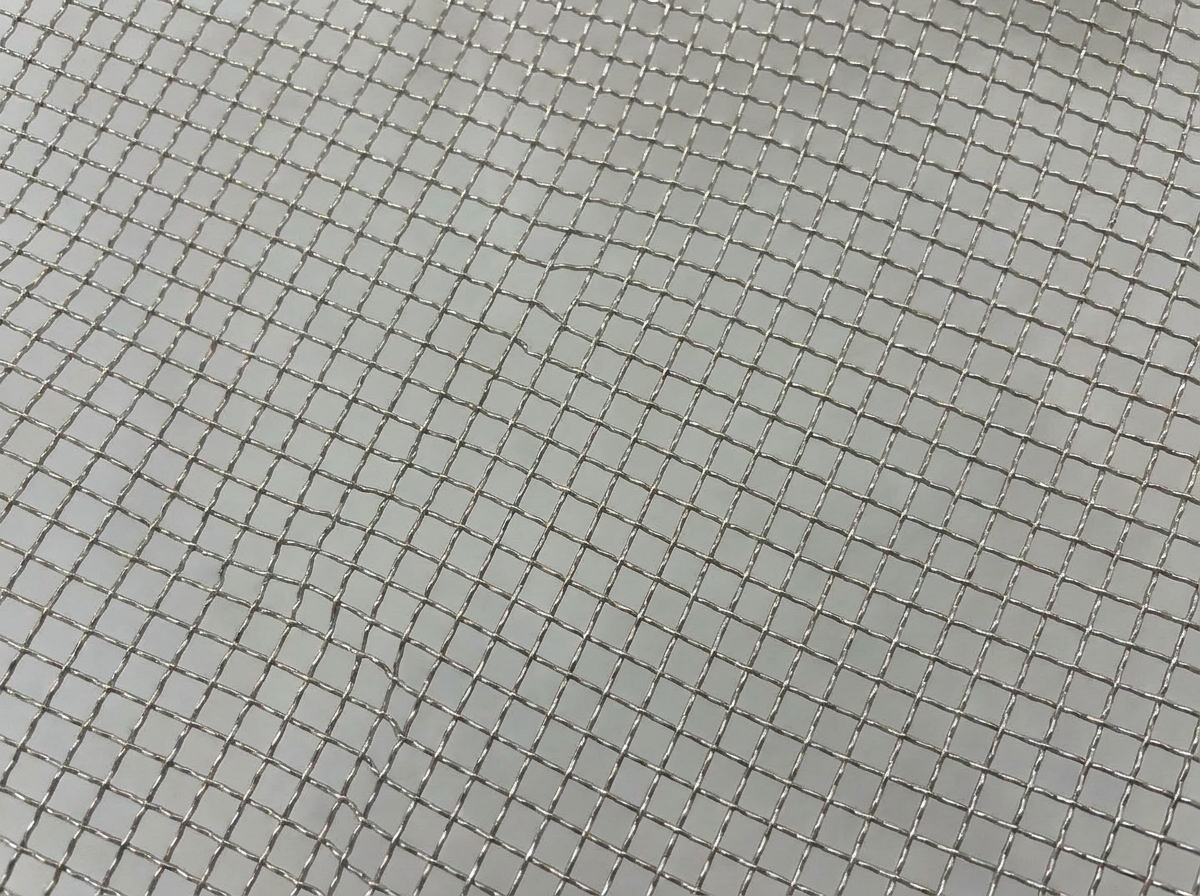 속을 채운 오크라 조각들이 금속 식힘망 위에 나란히 배열되어 조리를 기다리는 모습.
