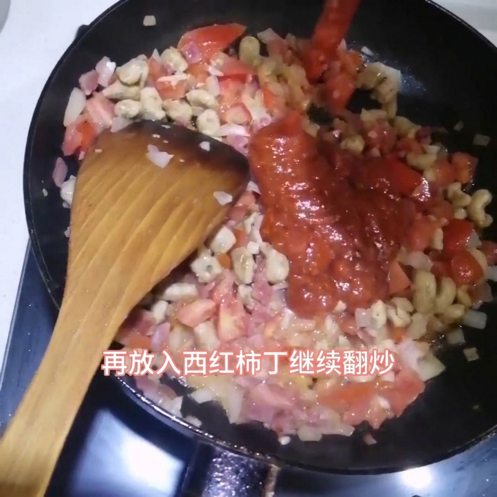 베이컨, 소고기 큐브, 양파를 볶은 팬에 파스타 소스를 붓고 나무 주걱으로 저을 준비를 하는 모습.