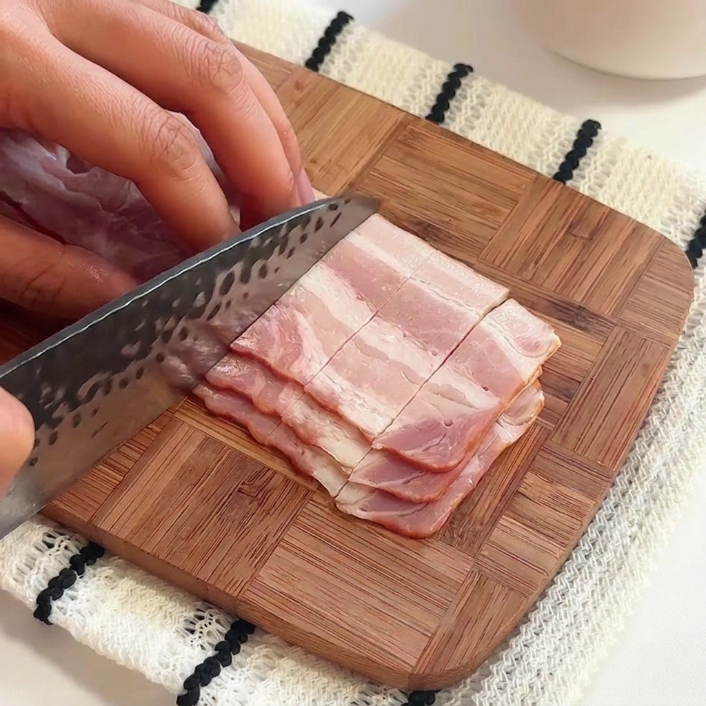 끓는 물이 담긴 냄비에 소금과 올리브 오일을 넣는 모습.
