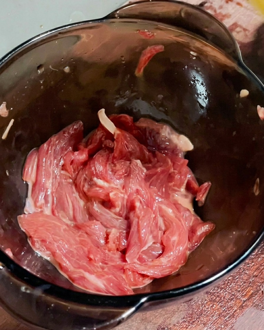 양념된 소고기 위에 식용유를 살짝 뿌리는 모습.