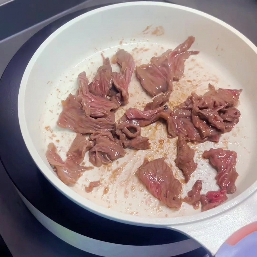 팬에서 노릇하게 익어가는 소고기 모습.