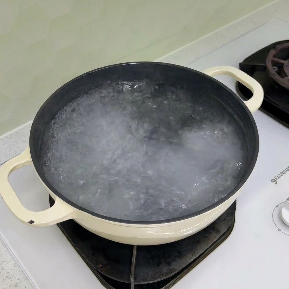끓는 물이 담긴 냄비에 건조 로티니 파스타를 넣는 모습.