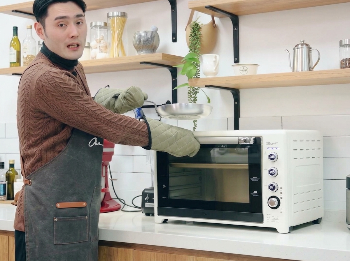 팬에 화이트 와인을 부어 재료와 섞는 모습.