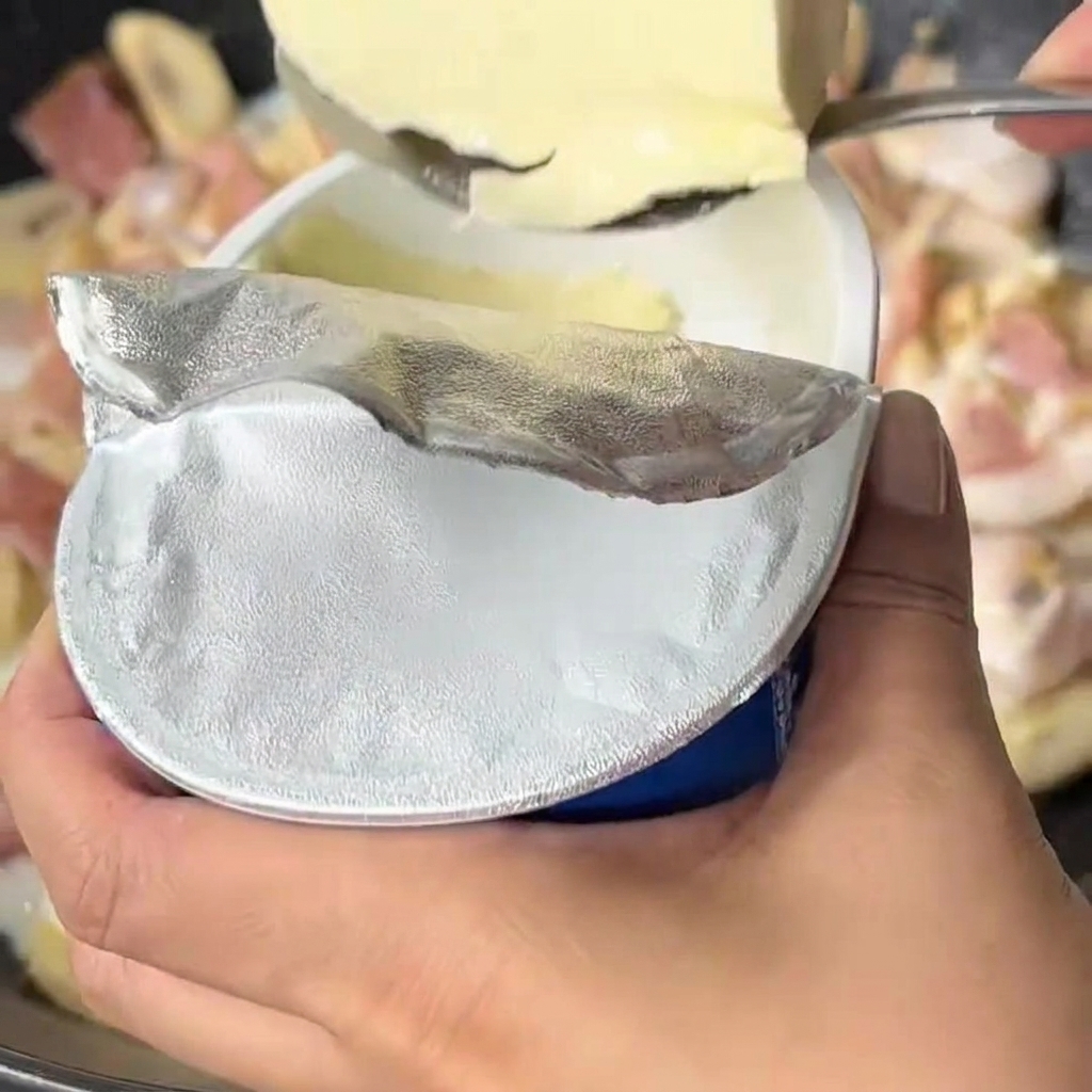 우유 소스에 크림치즈를 넣는 모습