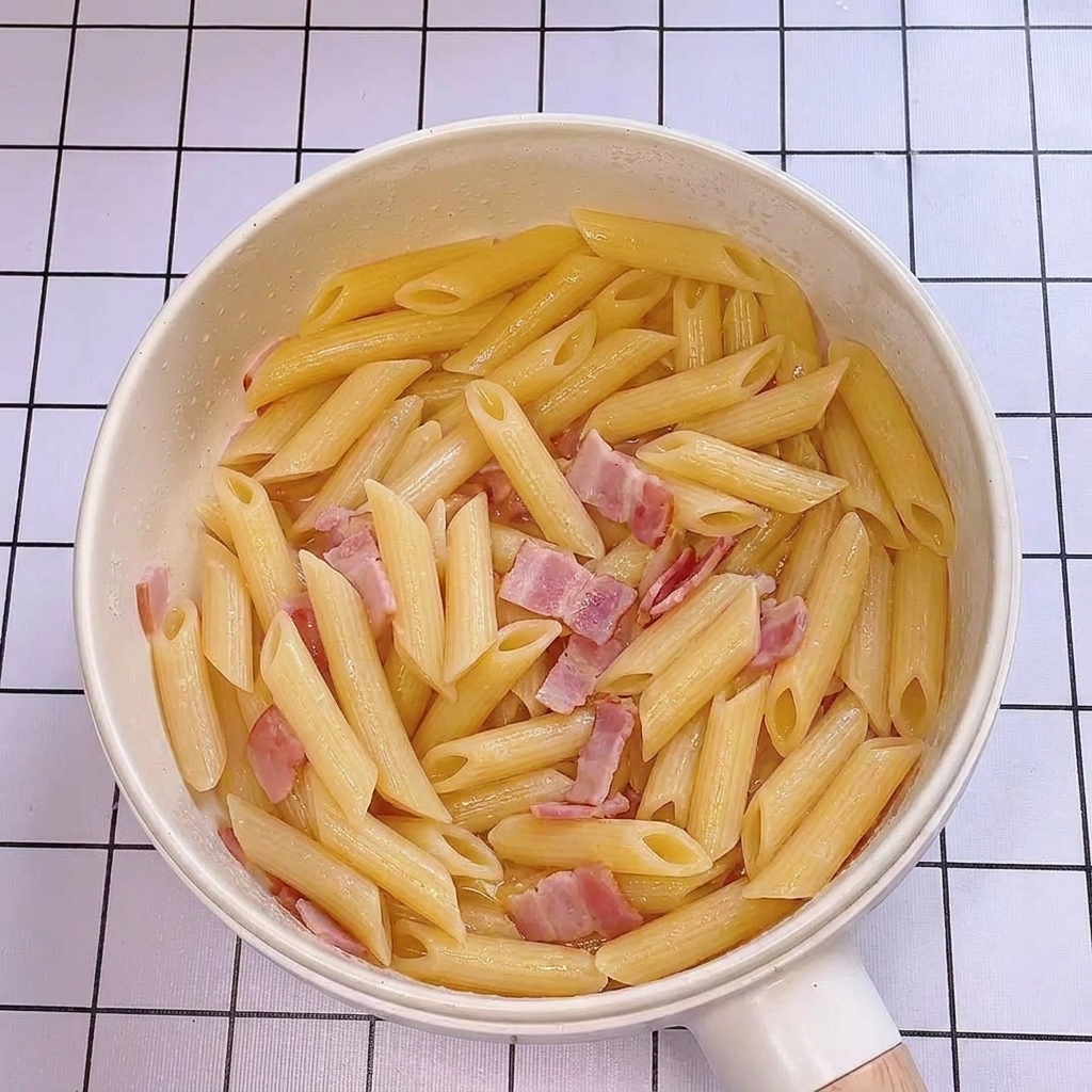 면수를 부어 파스타가 촉촉해진 모습.