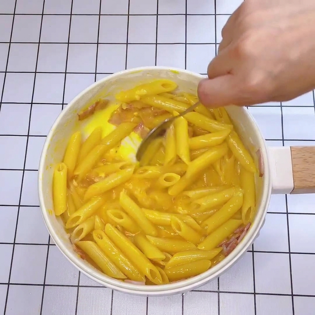 소스가 진하게 코팅된 펜네 파스타.