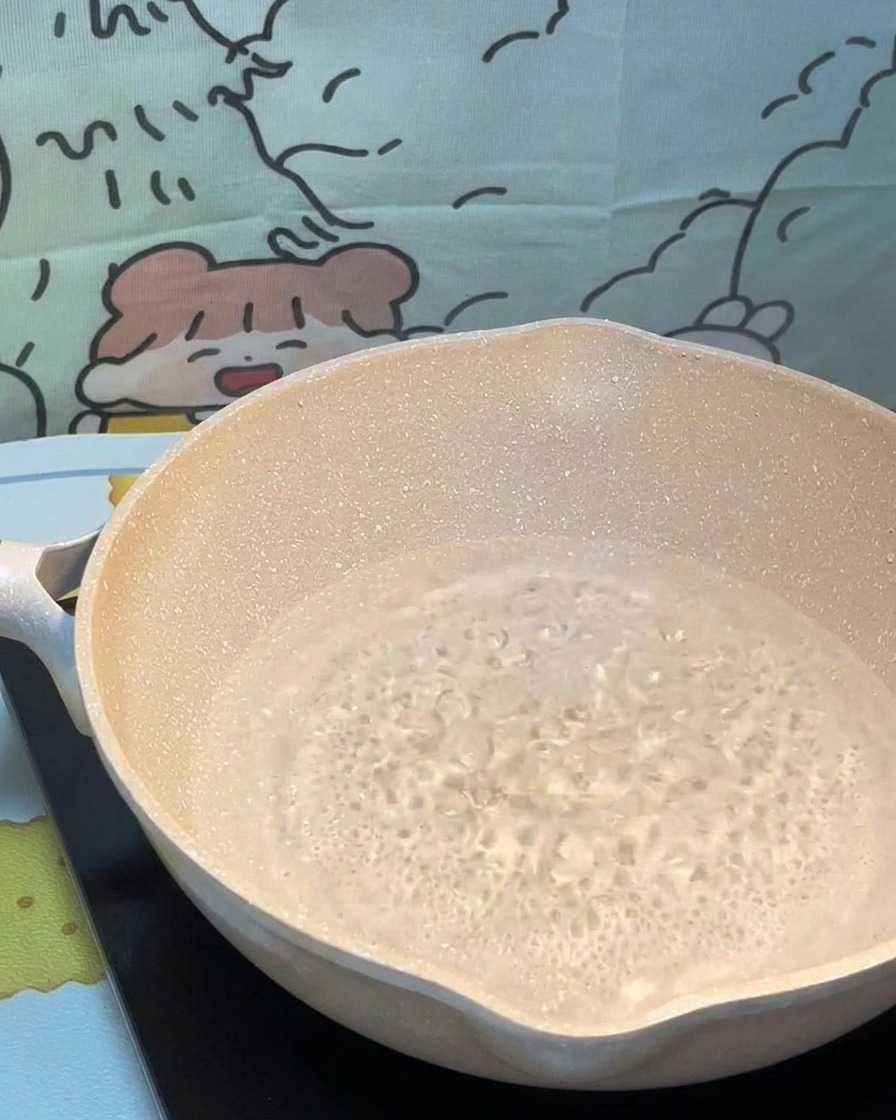 팔팔 끓는 물에 파스타 면을 넣는 모습.