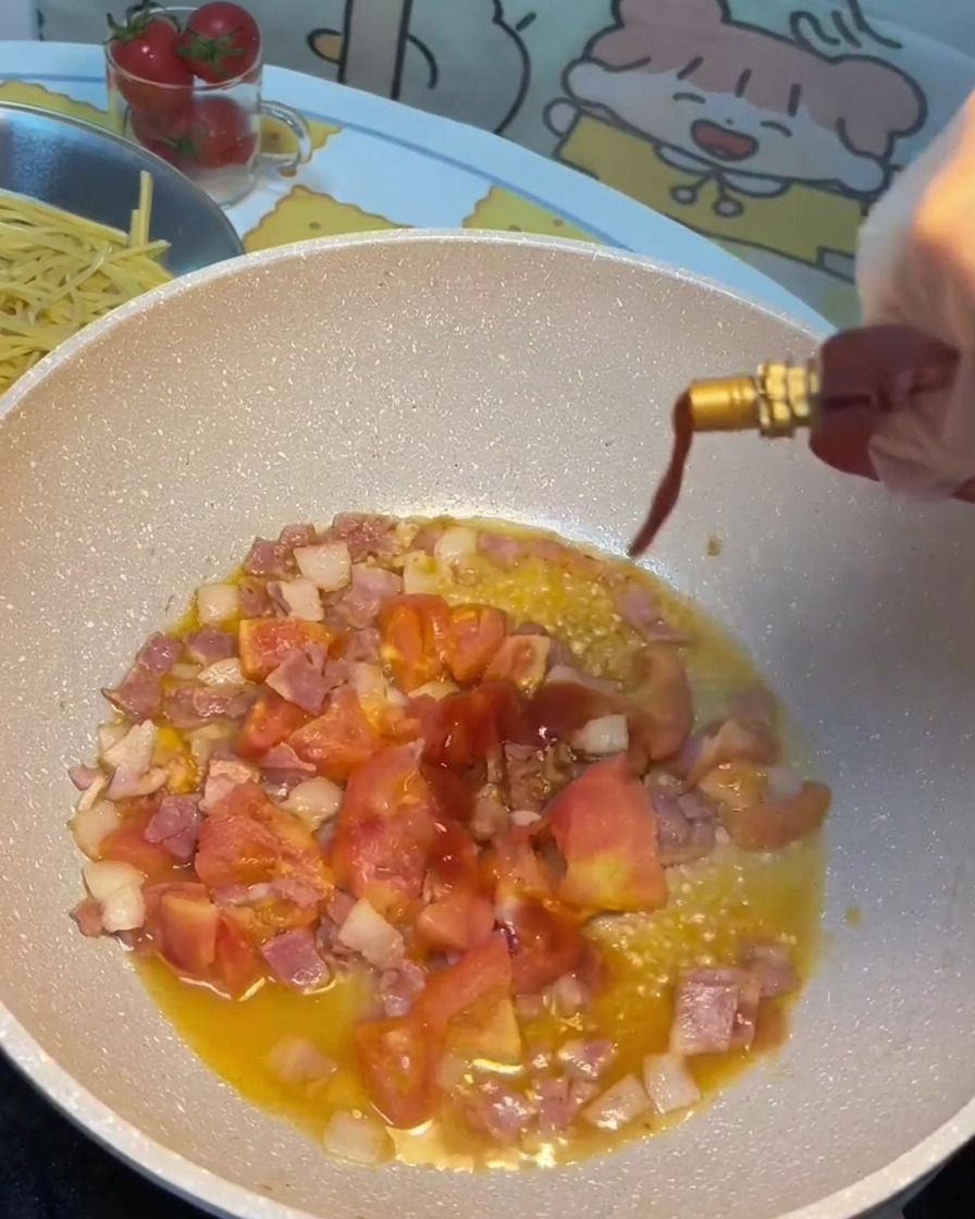 간장, 토마토 소스, 설탕을 팬에 넣는 모습.
