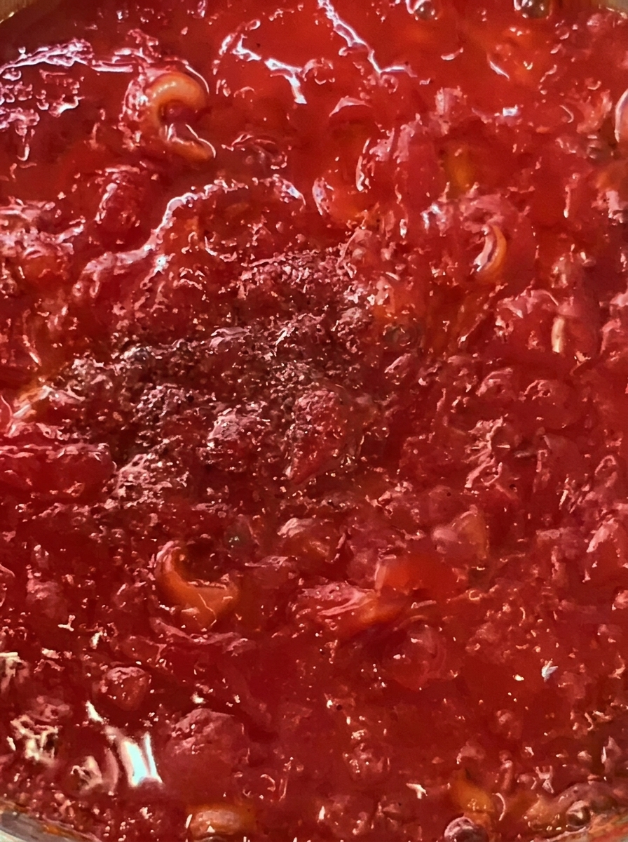 올리브 오일을 두르고 베이컨과 토마토를 볶는 모습.