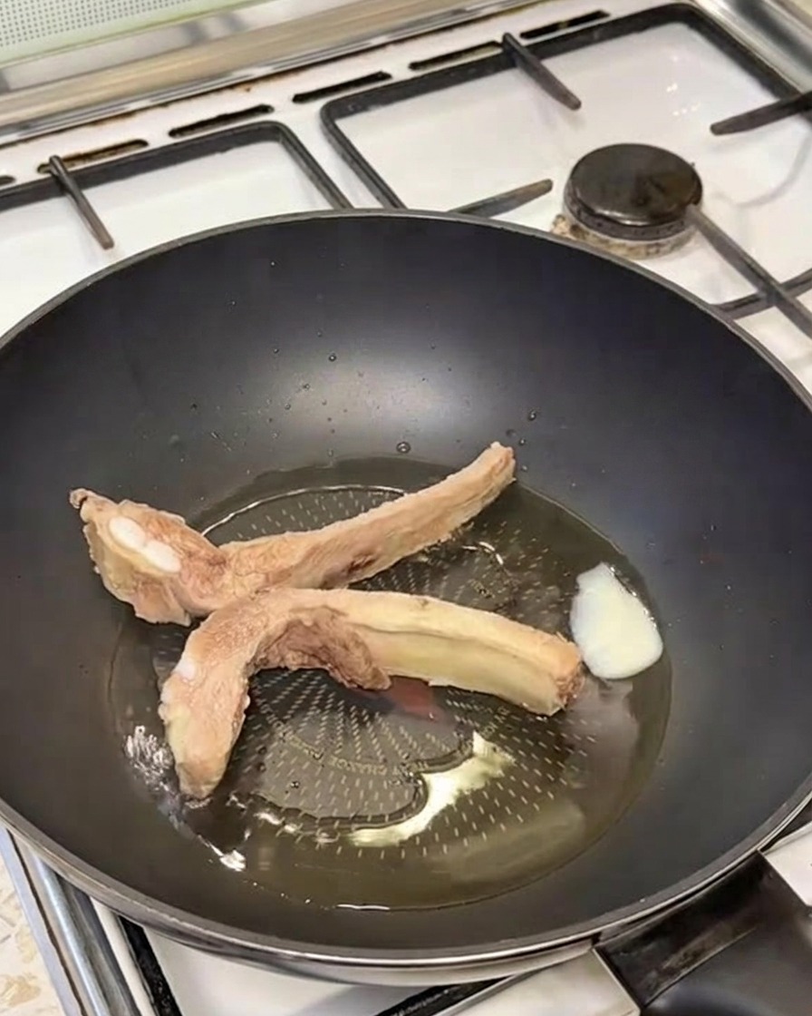 녹은 라드 위에서 노릇하게 구워지는 돼지갈비.