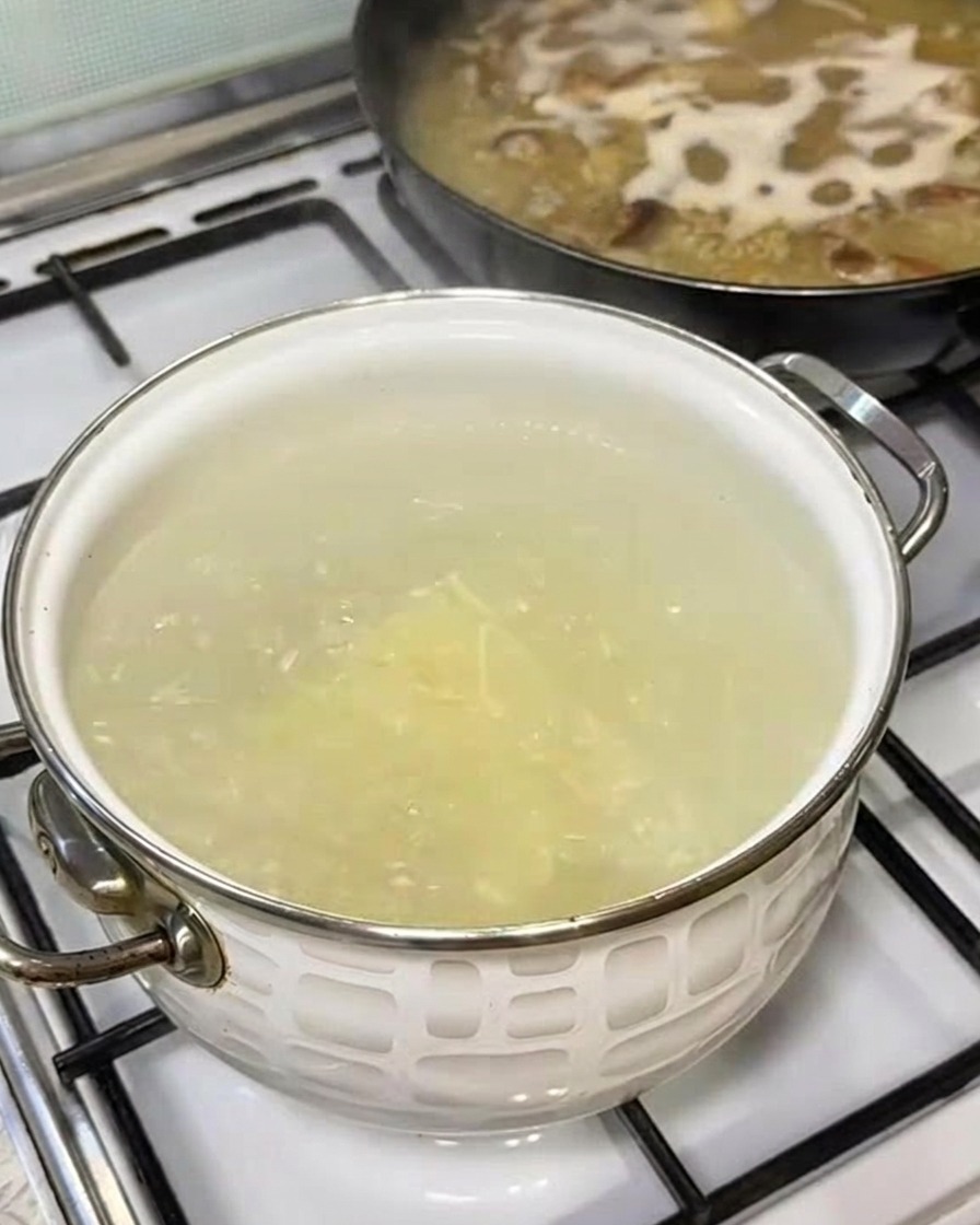 끓는 물에 라멘 면을 넣는 모습.