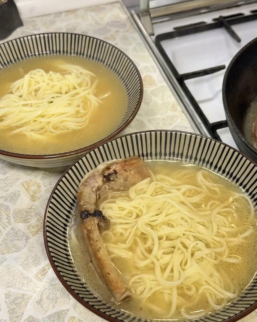 라멘 위에 구운 돼지갈비를 정갈하게 올리는 모습.