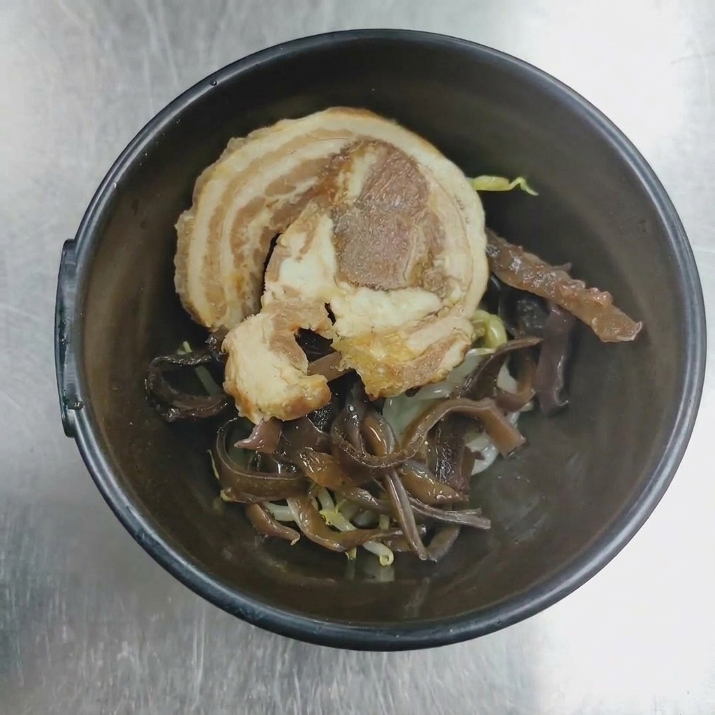 그릇에 담길 차슈와 목이버섯이 준비된 모습