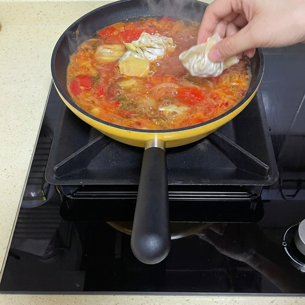 끓고 있는 토마토 국물에 생완탕을 넣는 모습.