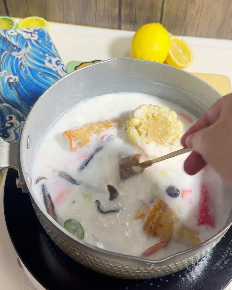 끓는 육수에 라멘 면을 넣는 모습
