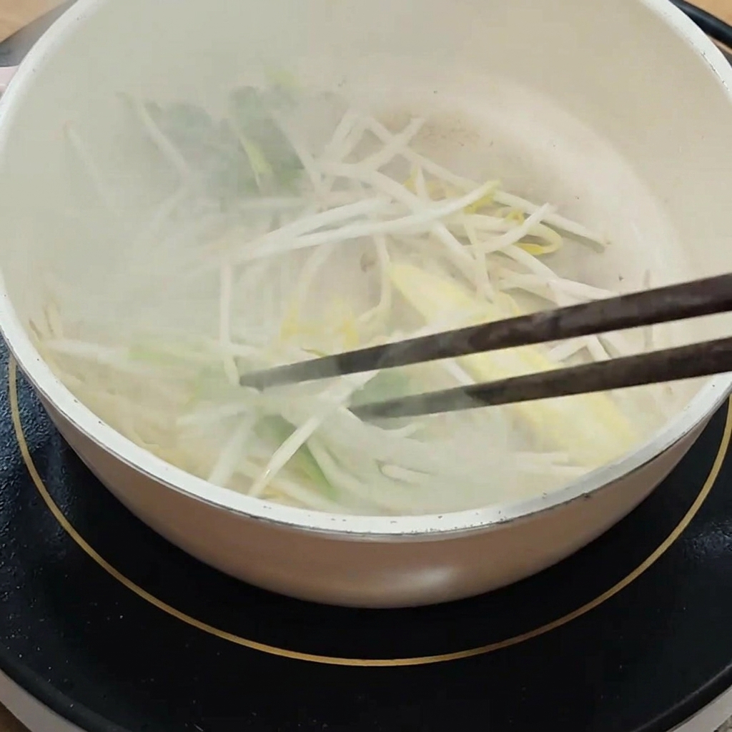 작은 그릇에 간장과 액체 양념을 섞는 모습.