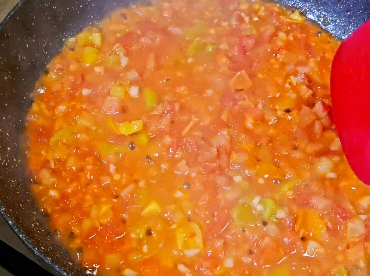 토마토 소스와 함께 버무려진 소고기, 맛살, 브로콜리.