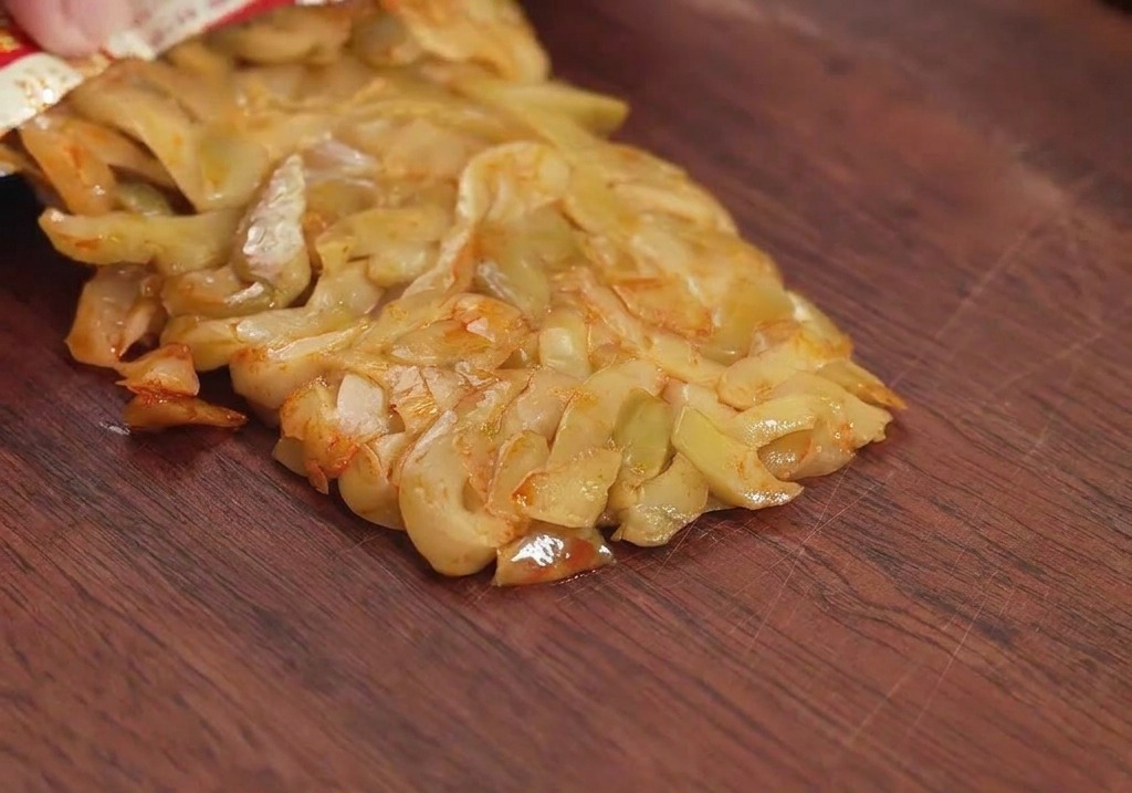 도마 위에서 자차이를 잘게 다듬고 있는 모습