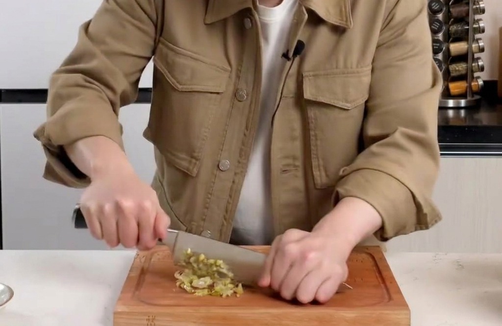 도마 위에서 자차이를 칼로 잘게 다지는 모습.