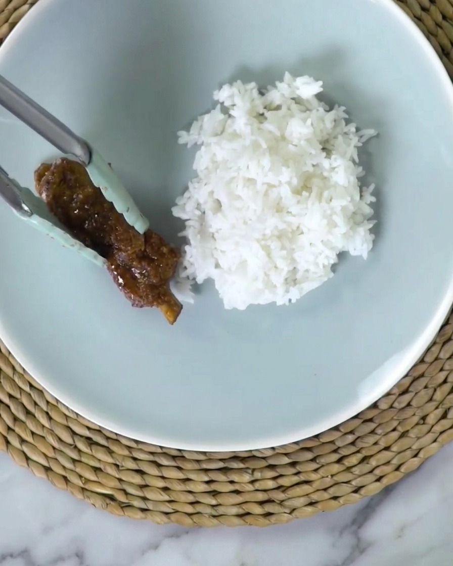 완성된 갈비를 그릇에 담는 모습.