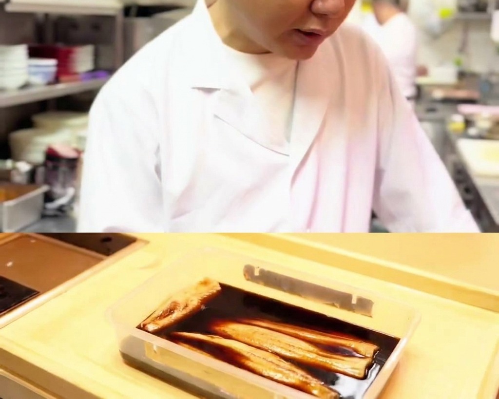 진한 간장 소스를 머금고 있는 얇게 썬 참치.
