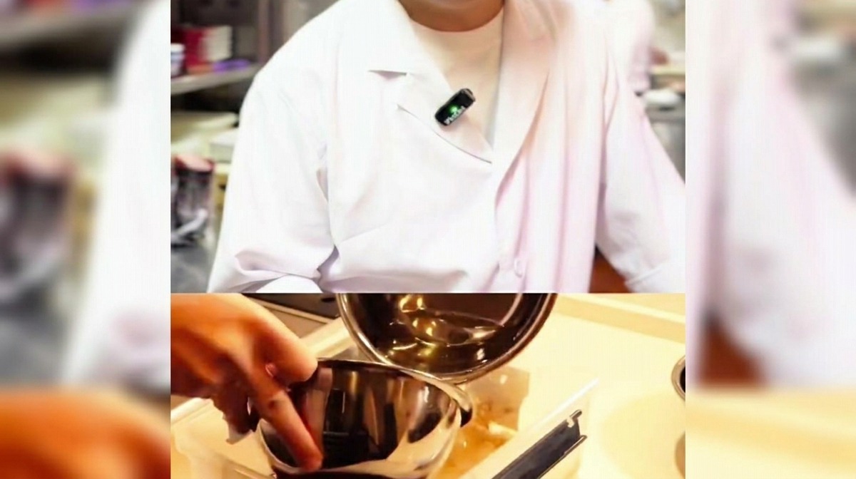 작은 냄비에 미림과 간장을 넣고 끓이는 모습.