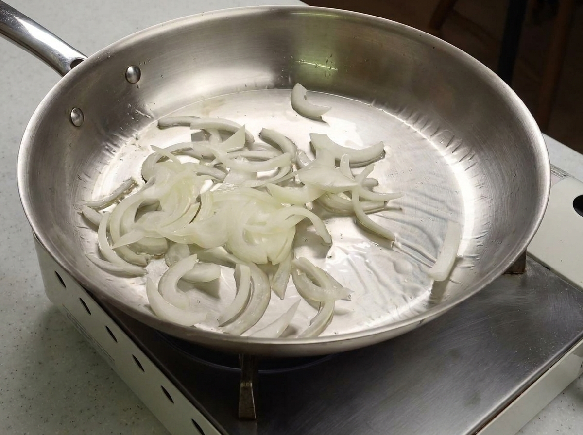 팬에서 투명하게 볶아지는 양파.