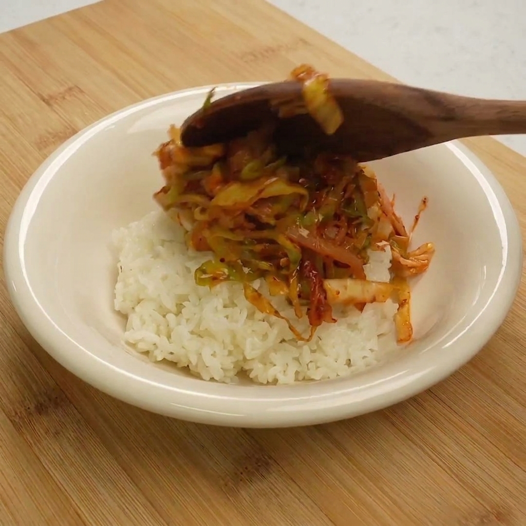 밥 위에 완성된 요리가 올려진 그릇.