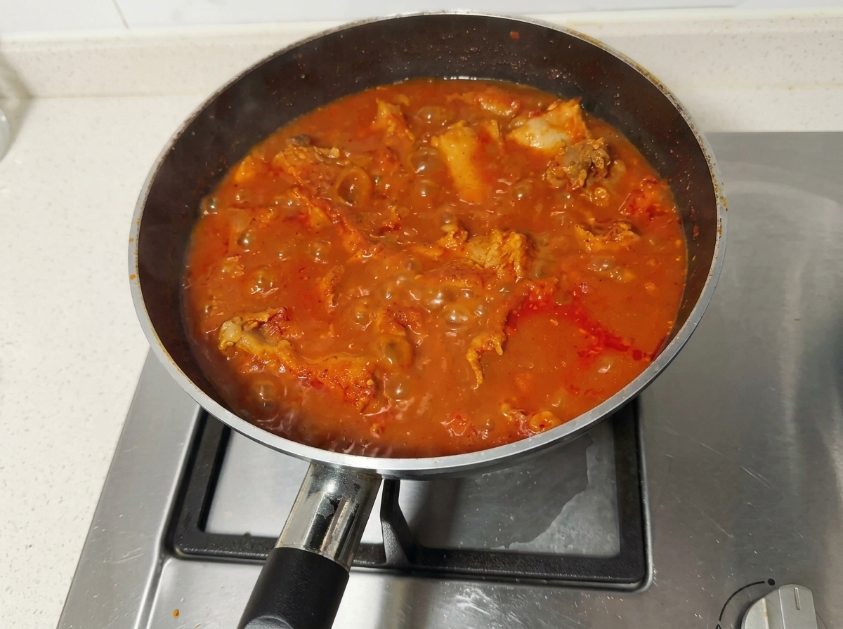 매콤한 국물이 보글보글 끓고 있는 돼지갈비 찜.