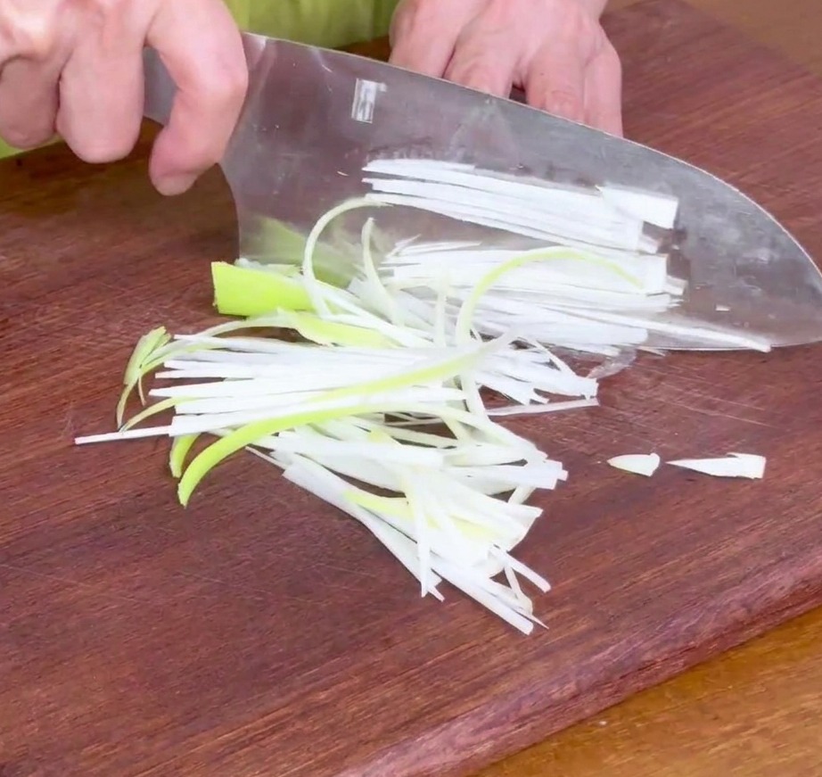 도마 위에서 가지런히 썰어 준비한 대파.