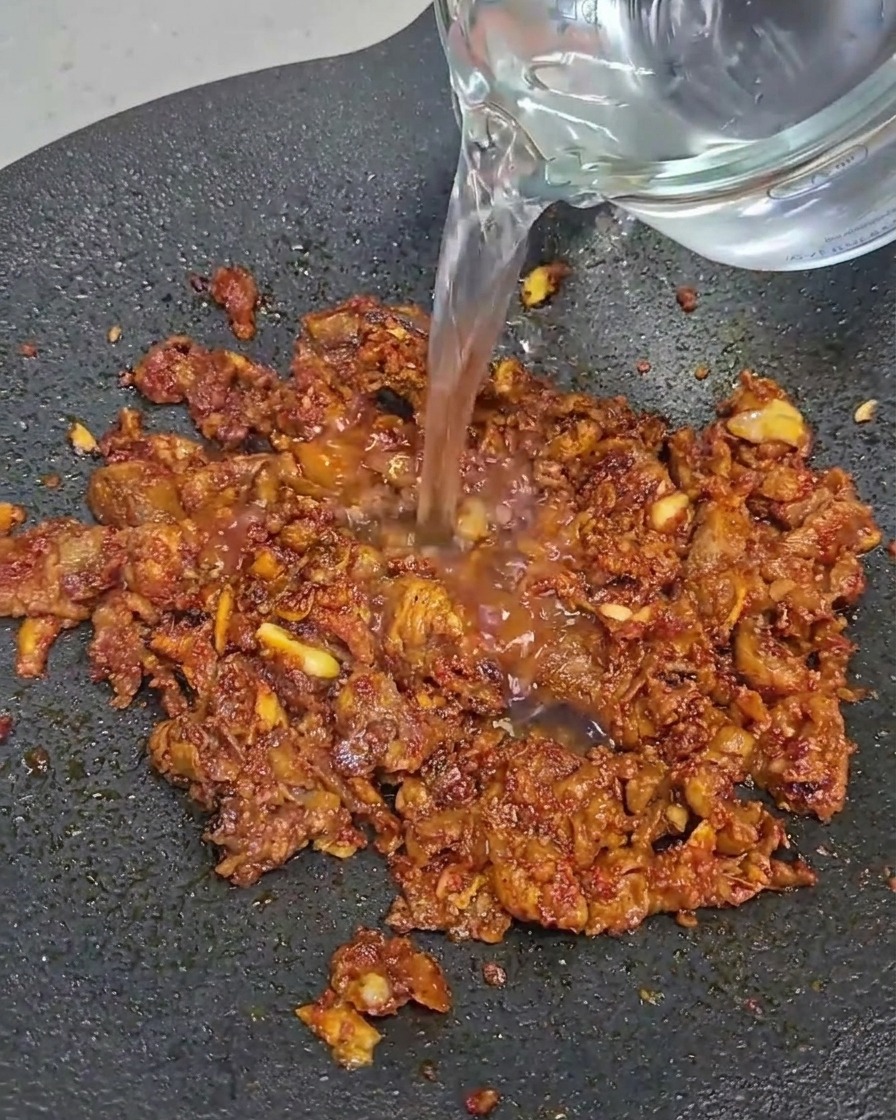 검은 팬에서 소고기 우삼겹이 익어가는 모습.
