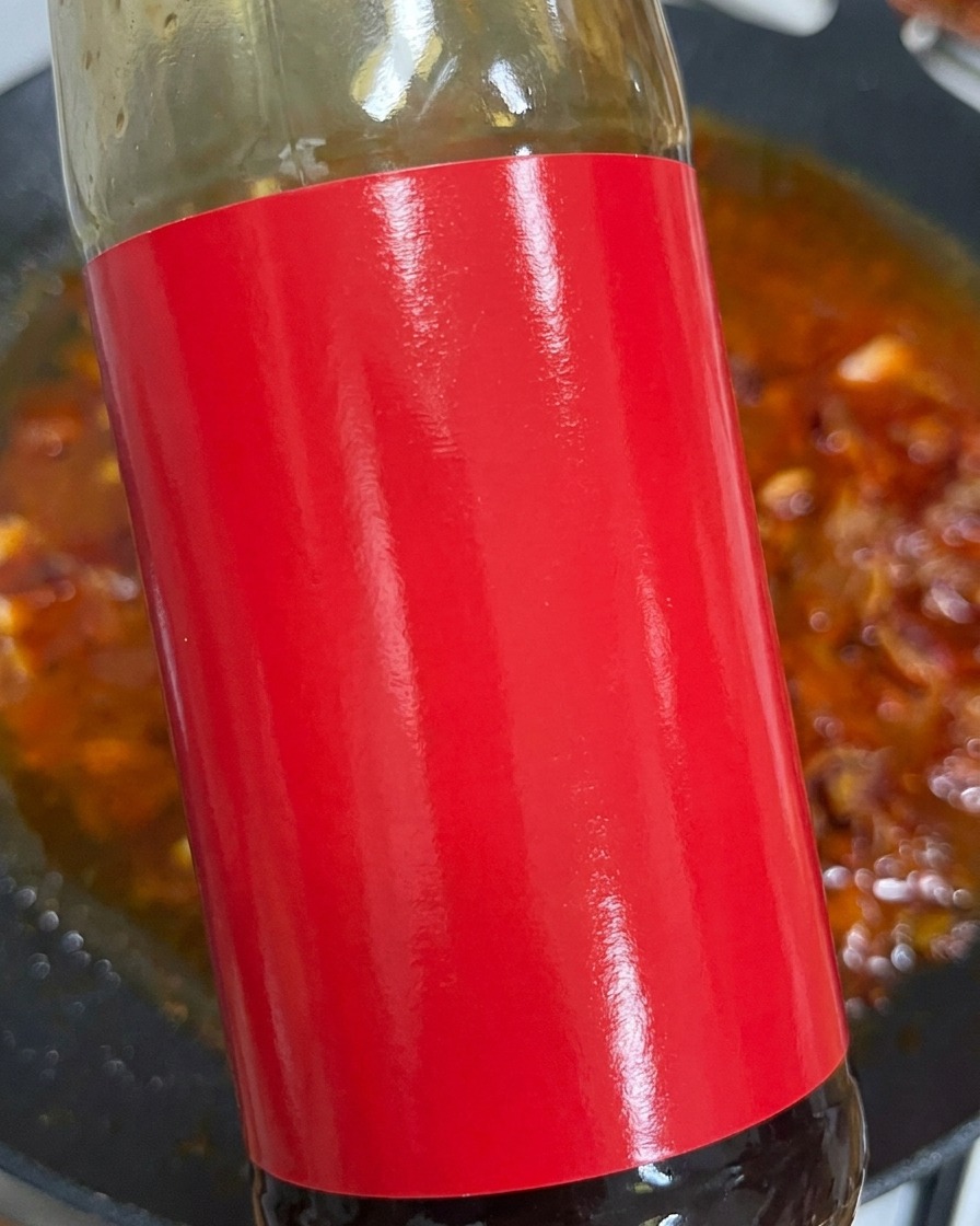 끓어오르는 찌개에 굴소스를 넣는 모습.