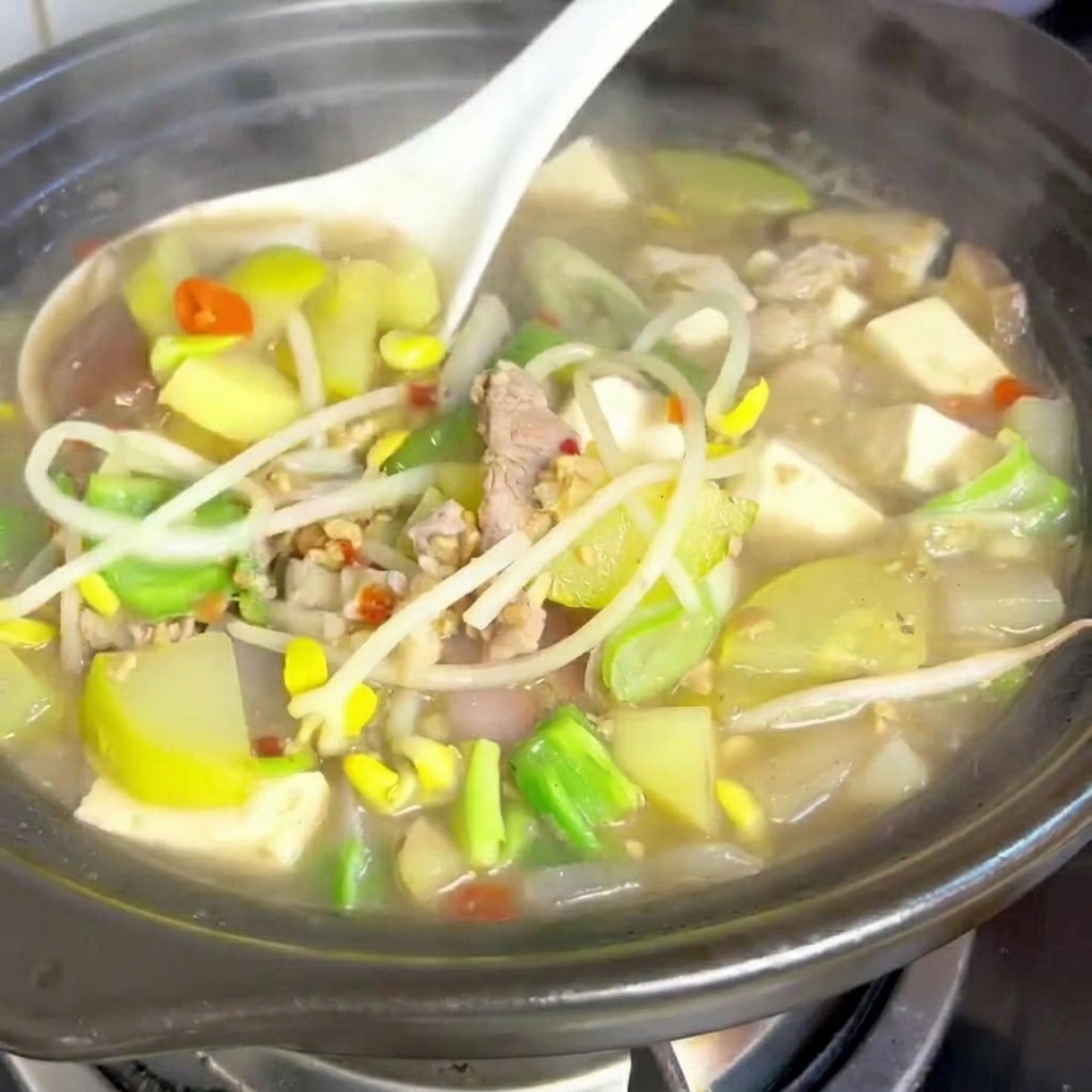 도마 위에 준비된 두툼한 반달 모양의 애호박.
