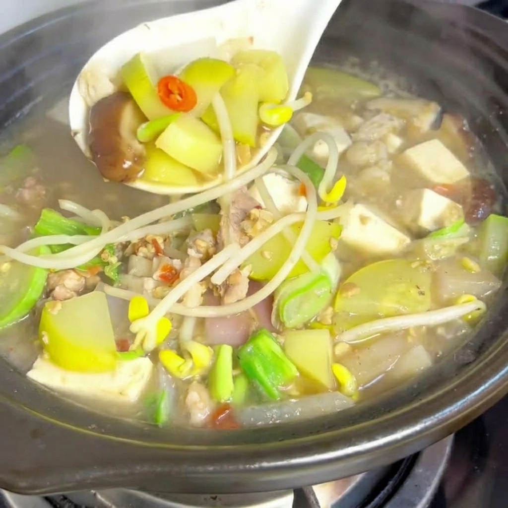 뜨거운 뚝배기에서 노릇하게 익어가는 삼겹살.