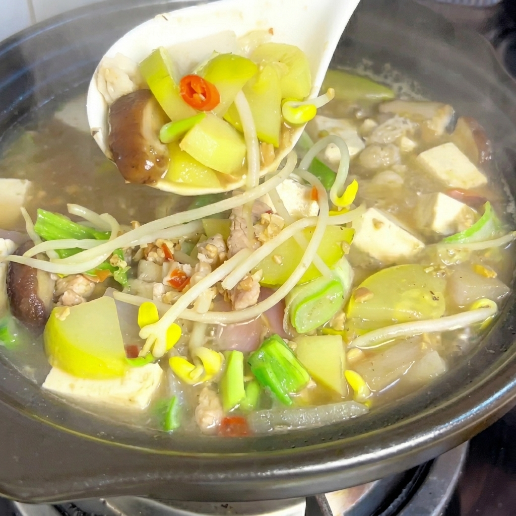 양파를 찌개에 넣는 모습.