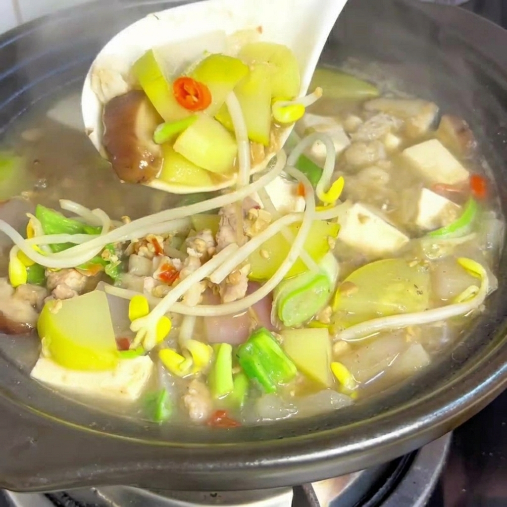 콩나물, 파, 고추 고명이 올라간 완성된 찌개.