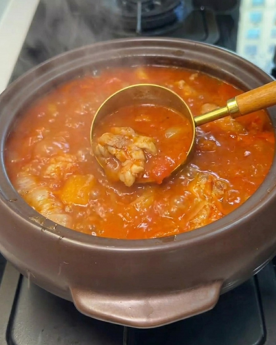 찌개에 깍둑썰기한 양파를 추가하는 모습.