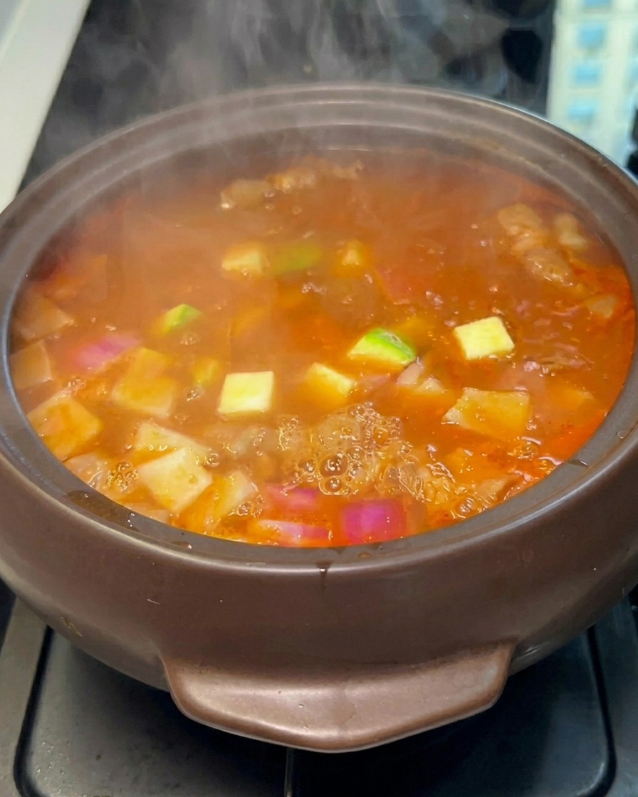 찌개에 애호박을 넣는 모습.