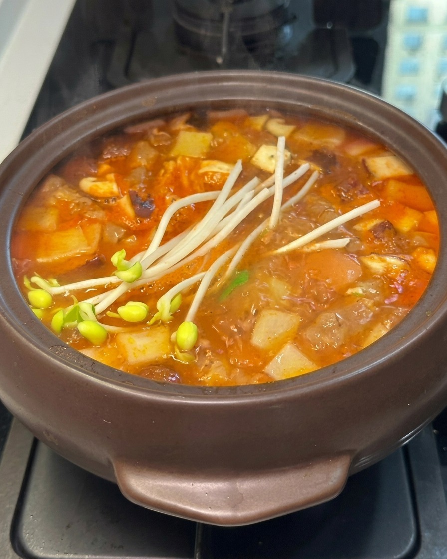 찌개 위에 숙주를 추가하는 모습.