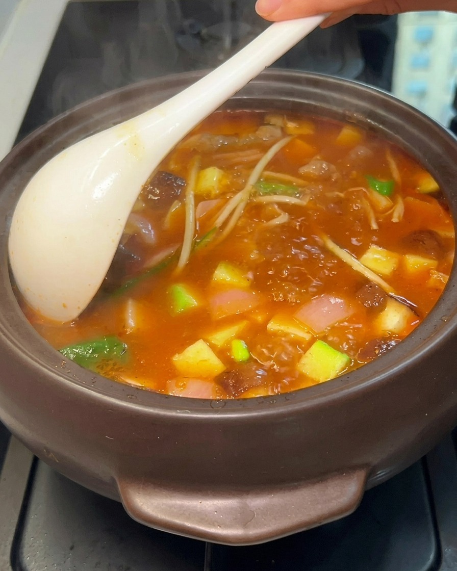 완성된 찌개를 국자로 저어 보이는 모습.